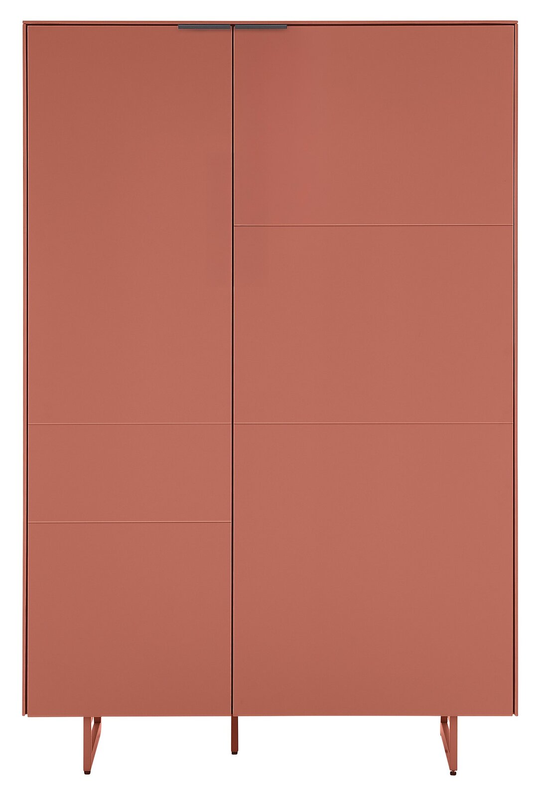 Hoher, moderner Schrank in Terrakotta mit zwei Türen, schlanken Metallfüßen und dezenten Griffen, Frontansicht.