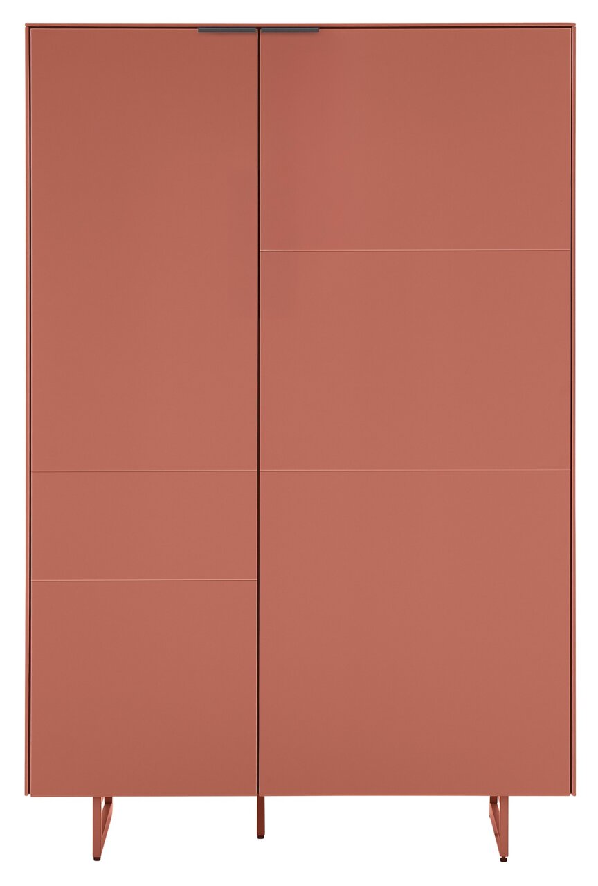 Hoge, moderne kast in terracotta met twee deuren, slanke metalen poten en subtiele handgrepen, gezien van voren.