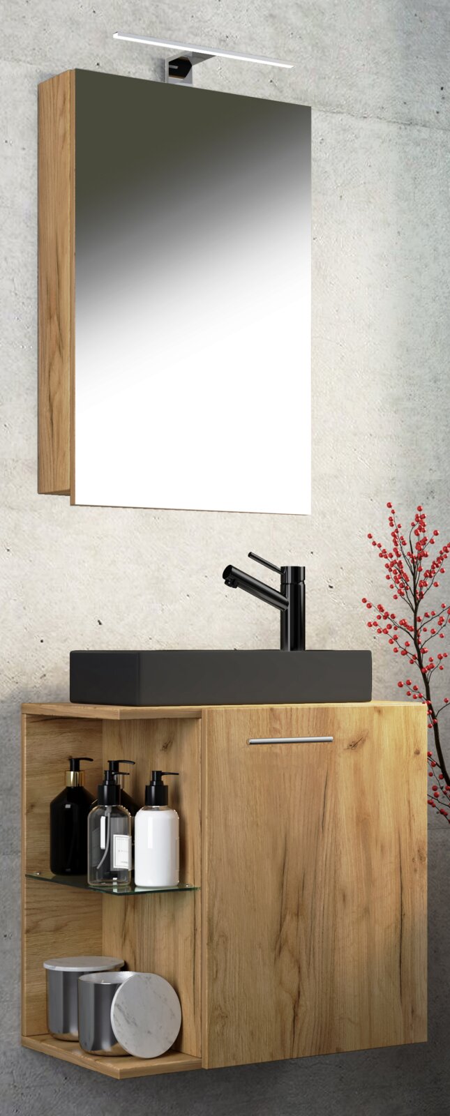 Modernes Badmöbel-Set mit Holz-Waschtischunterschrank, offenem Regal und schwarzem Aufsatzwaschbecken mit schwarzer Armatur, darüber Spiegel mit LED-Aufsatzleuchte; frontale Ansicht leicht von links.