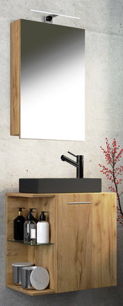 Modernes Badmöbel-Set mit Holz-Waschtischunterschrank, offenem Regal und schwarzem Aufsatzwaschbecken mit schwarzer Armatur, darüber Spiegel mit LED-Aufsatzleuchte; frontale Ansicht leicht von links.