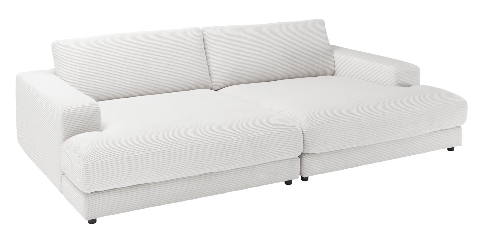 Großes, modernes Megasofa in hellem Stoff mit breiten Armlehnen, von schräg vorne fotografiert.