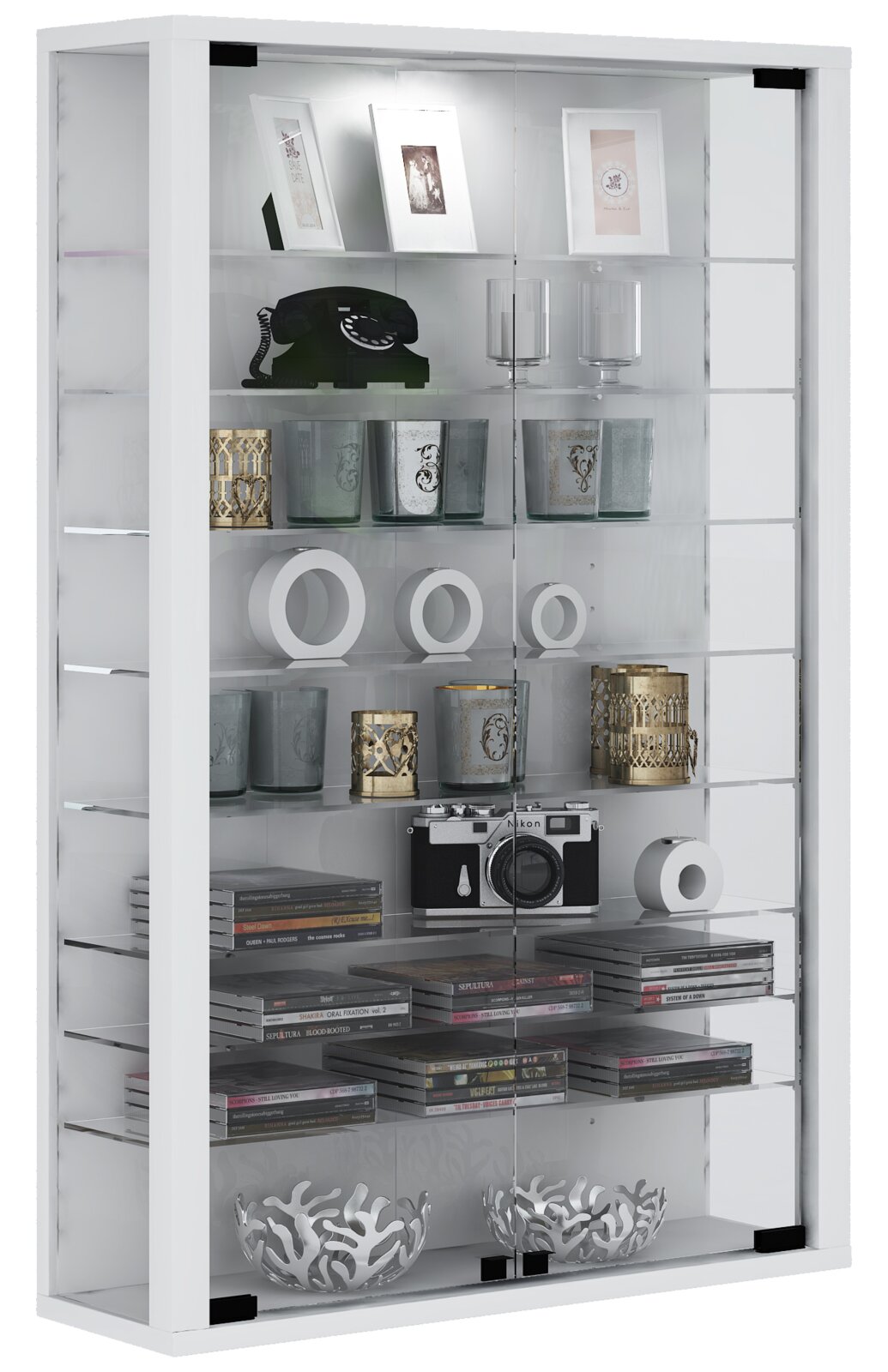 Weiße Glasvitrine mit transparenten Glastüren und mehreren Glasböden, gefüllt mit Deko, Bilderrahmen, Kerzenhaltern, Kamera und CDs, frontal in leichter Dreiviertelansicht von vorn
