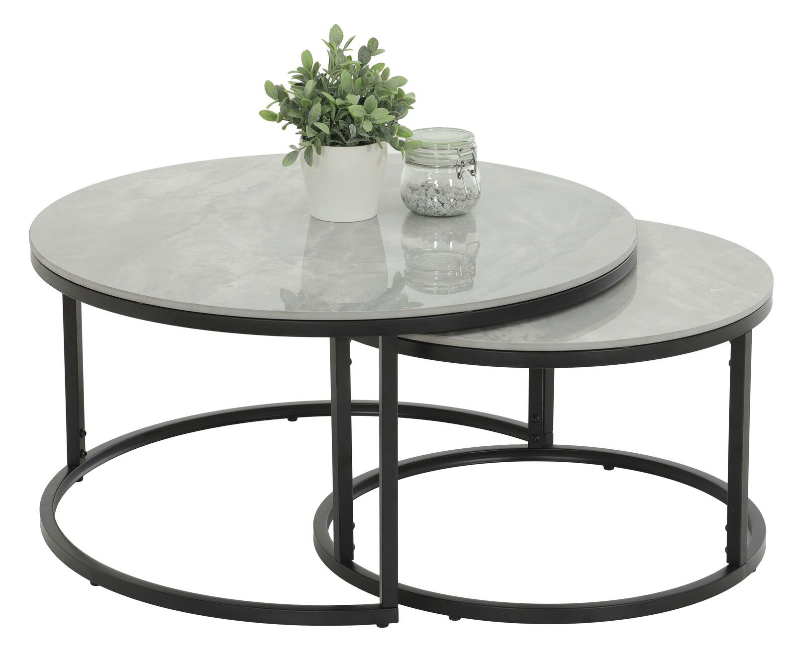 Z2 Couchtisch 2er-Set LUIS Zweier-Set Couchtische mit runden, grauen Tischplatten und schwarzen Metallgestellen, von schräg oben fotografiert. Auf dem größeren Tisch steht eine Pflanze und ein Glas mit Dekosteinen.