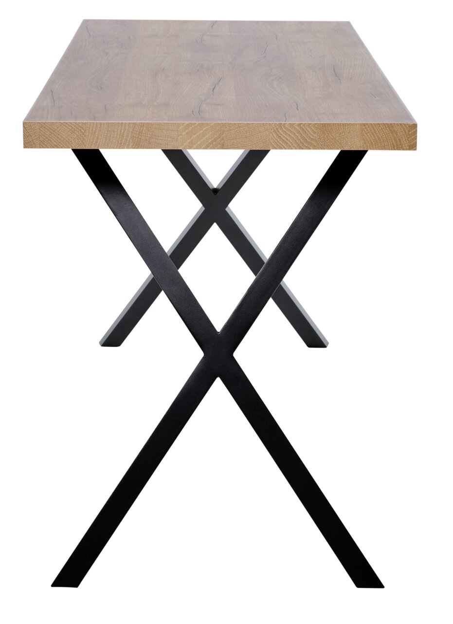 Moderner Schreibtisch mit Holzplatte und schwarzen Metallbeinen in X-Form, frontal betrachtet.