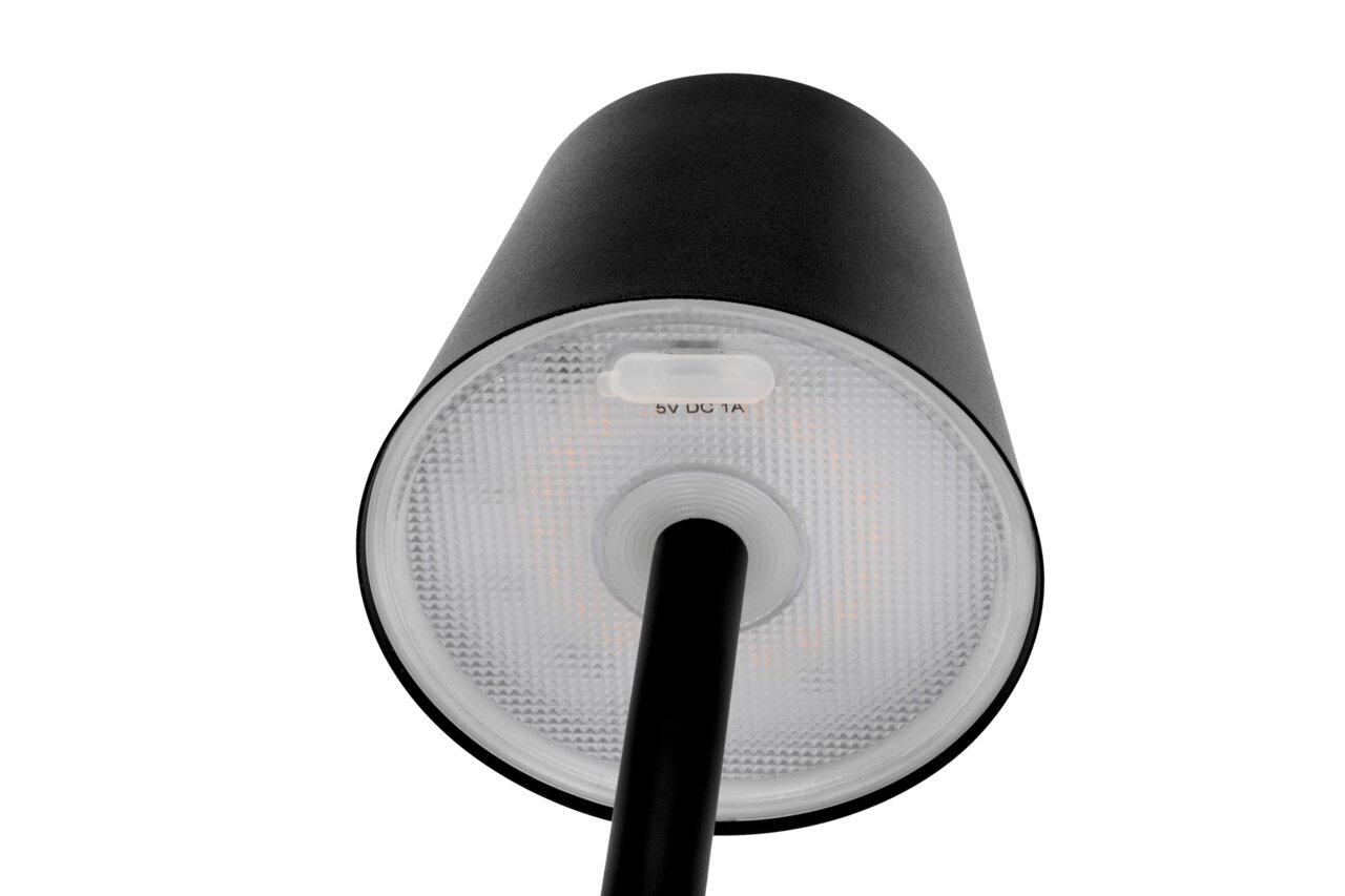 Nahaufnahme der Unterseite einer schwarzen Akku-Stehleuchte mit sichtbarem USB-Anschluss, von unten betrachtet.