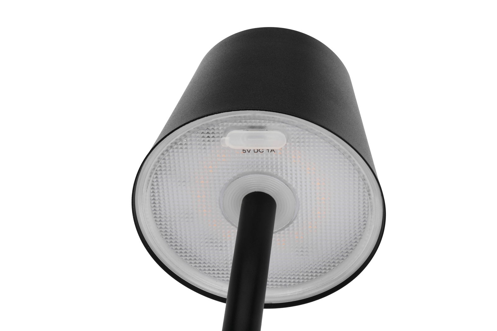 Nahaufnahme der Unterseite einer schwarzen Akku-Stehleuchte mit sichtbarem USB-Anschluss, von unten betrachtet.