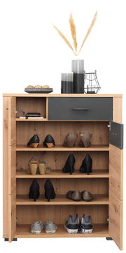 Moderner Schuhschrank aus Holz mit offener Tür, gefüllt mit verschiedenen Schuhen, und dekorativen Elementen auf der Oberseite, frontal betrachtet.