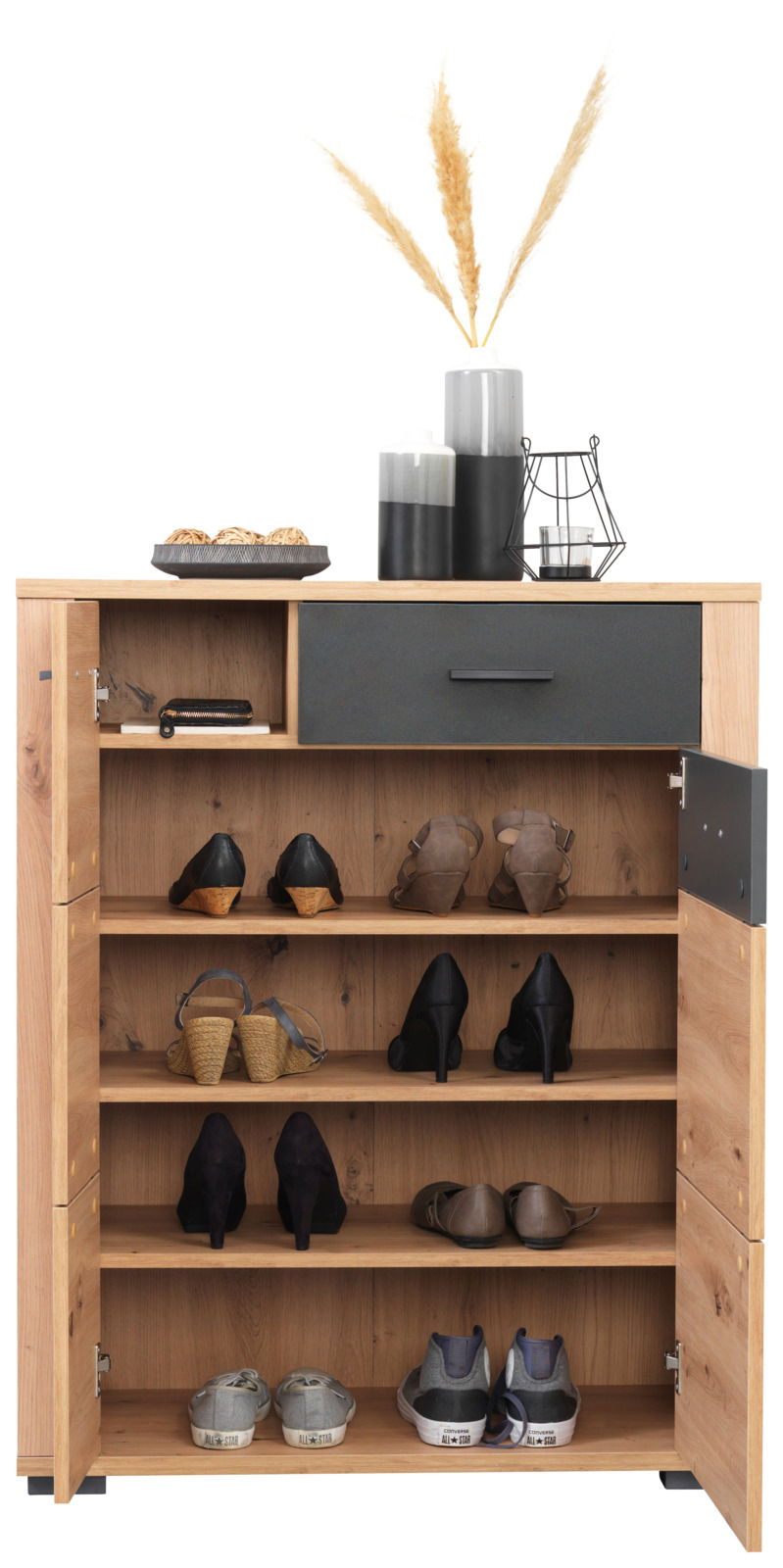 Moderner Schuhschrank aus Holz mit offener Tür, gefüllt mit verschiedenen Schuhen, und dekorativen Elementen auf der Oberseite, frontal betrachtet.