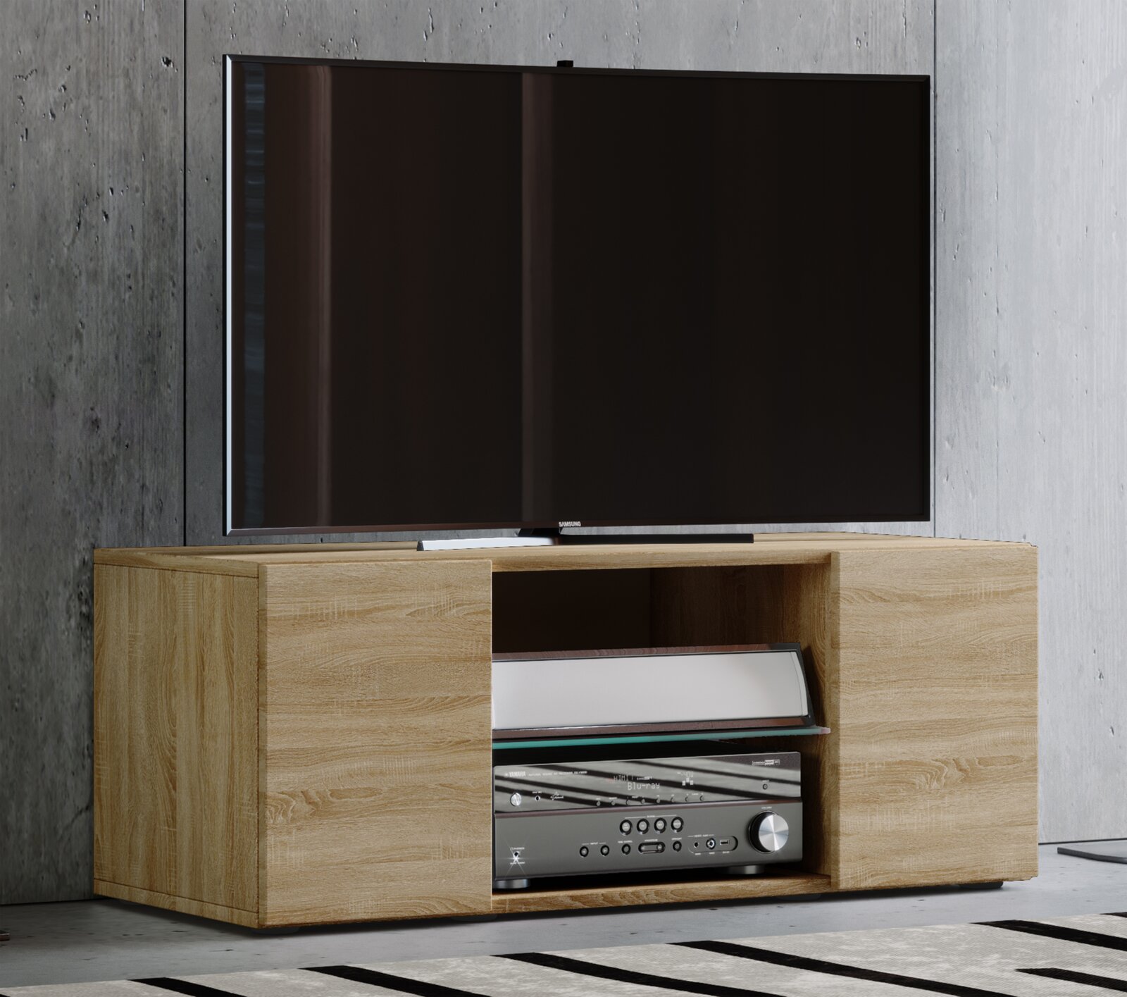 Modernes TV-Lowboard in heller Eichenholz-Optik mit offenem Fach und seitlichen Schranktüren, darauf ein Flachbildfernseher; frontale Perspektive leicht von links.