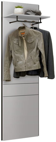 Modernes Wandpaneel mit Kleiderhaken, Ablage und Dekoration, frontal betrachtet.