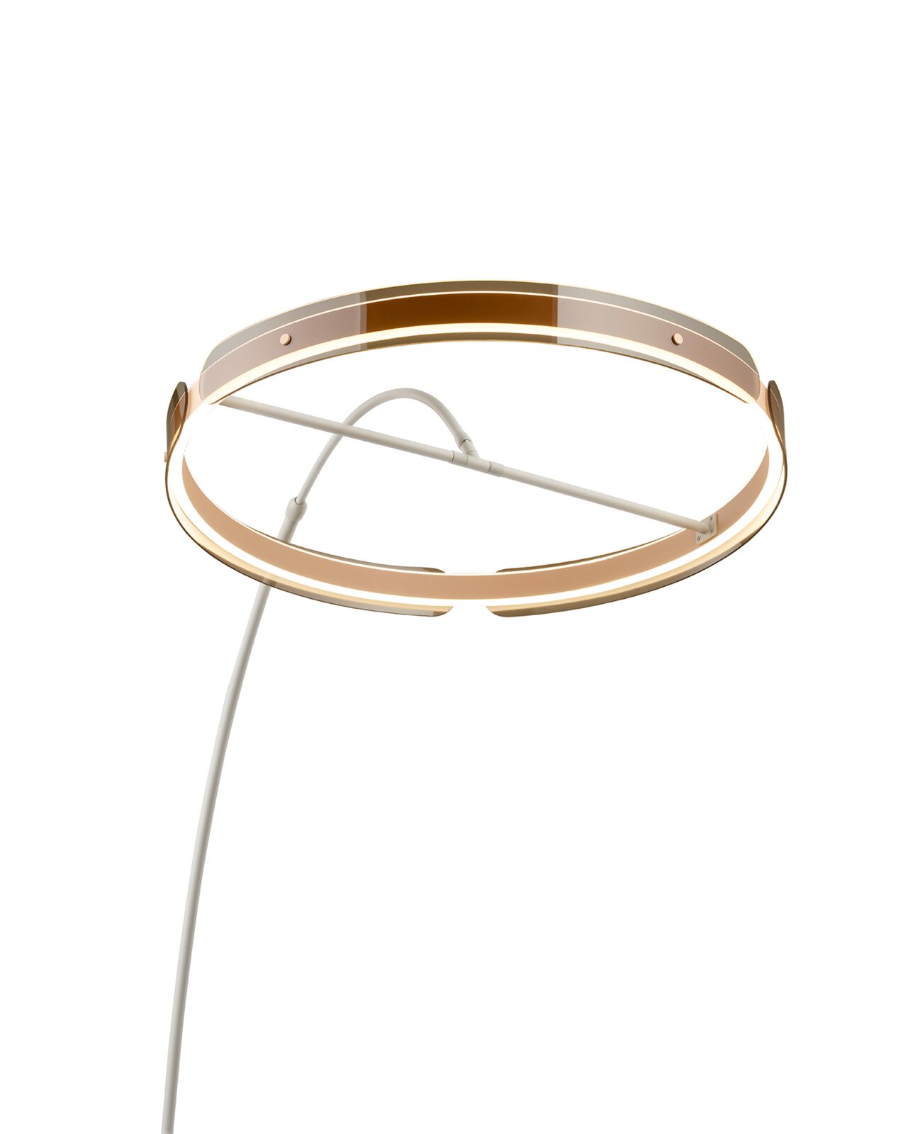 Runde LED-Deckenleuchte mit warmweißem Licht und goldfarbenem Ringdesign, von unten in leichter Schrägansicht vor weißem Hintergrund