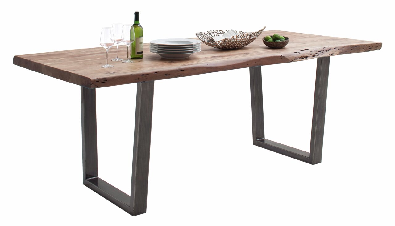 Moderner Esstisch aus Holz mit Metallbeinen, dekoriert mit Geschirr und einer Flasche Wein, seitliche Perspektive