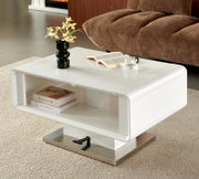 Witte moderne salontafel met afgeronde hoeken en open opbergnis op metalen voet, gestyled met vaas, boek en glas in een woonkamer; perspectief schuin van voren (driekwartaanzicht).