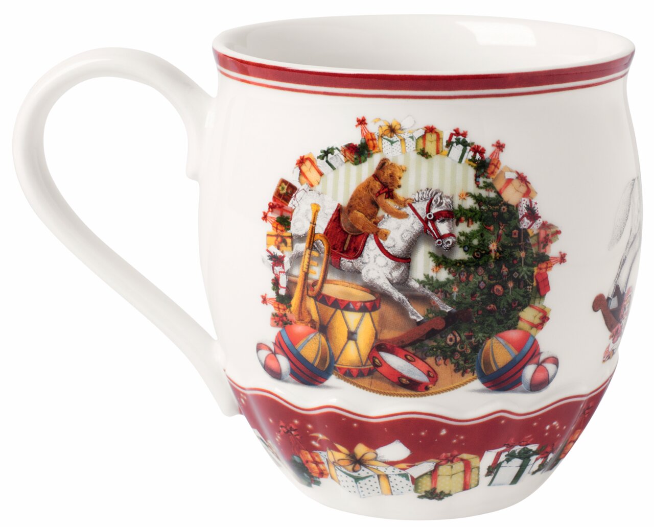 Jumbobecher mit weihnachtlichem Motiv, zeigt einen Teddybär auf einem Schaukelpferd, umgeben von Geschenken und einem Weihnachtsbaum, seitliche Perspektive