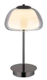 Moderne Tischleuchte AVILA mit glänzendem Metallfuß und elegantem, halbtransparentem Lampenschirm, frontal abgebildet.