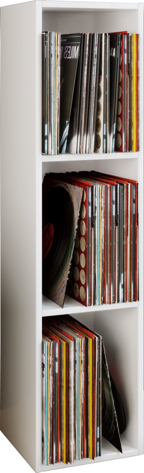 Weißes Regal zur Aufbewahrung von Schallplatten mit drei Fächern, gefüllt mit Vinyl-LPs; frontale Ansicht leicht von links