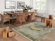 Designer Teppich in einem eleganten Esszimmer mit Holzmöbeln und natürlichem Licht, aus der Vogelperspektive betrachtet.