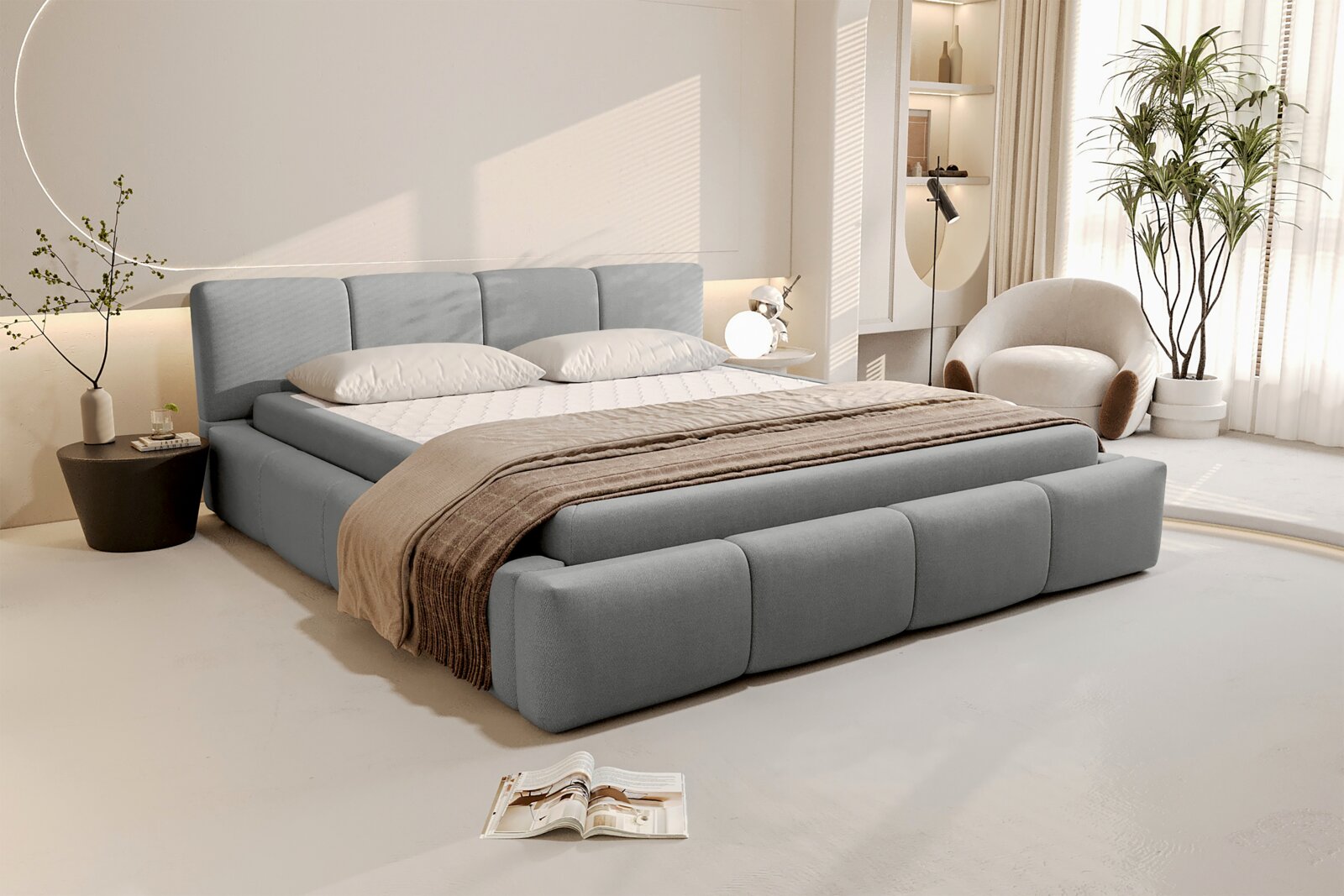 Modernes graues Polsterbett mit hohem, vierteiligem Kopfteil und gepolstertem Fußteil, schräg von vorne in einem hellen Schlafzimmer gezeigt