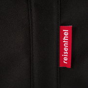 Nahaufnahme eines schwarzen Carrybags mit rotem 'reisenthel'-Label.