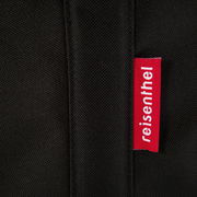 Nahaufnahme eines schwarzen Carrybags mit rotem 'reisenthel'-Label.