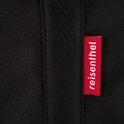 Close-up van een zwarte Carrybag met een rood 'reisenthel'-label.