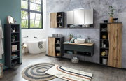 Moderner Badezimmer-Hängeschrank in Holzoptik, frontal fotografiert, Teil eines stilvollen Badezimmersets mit Spiegel und Waschbecken.