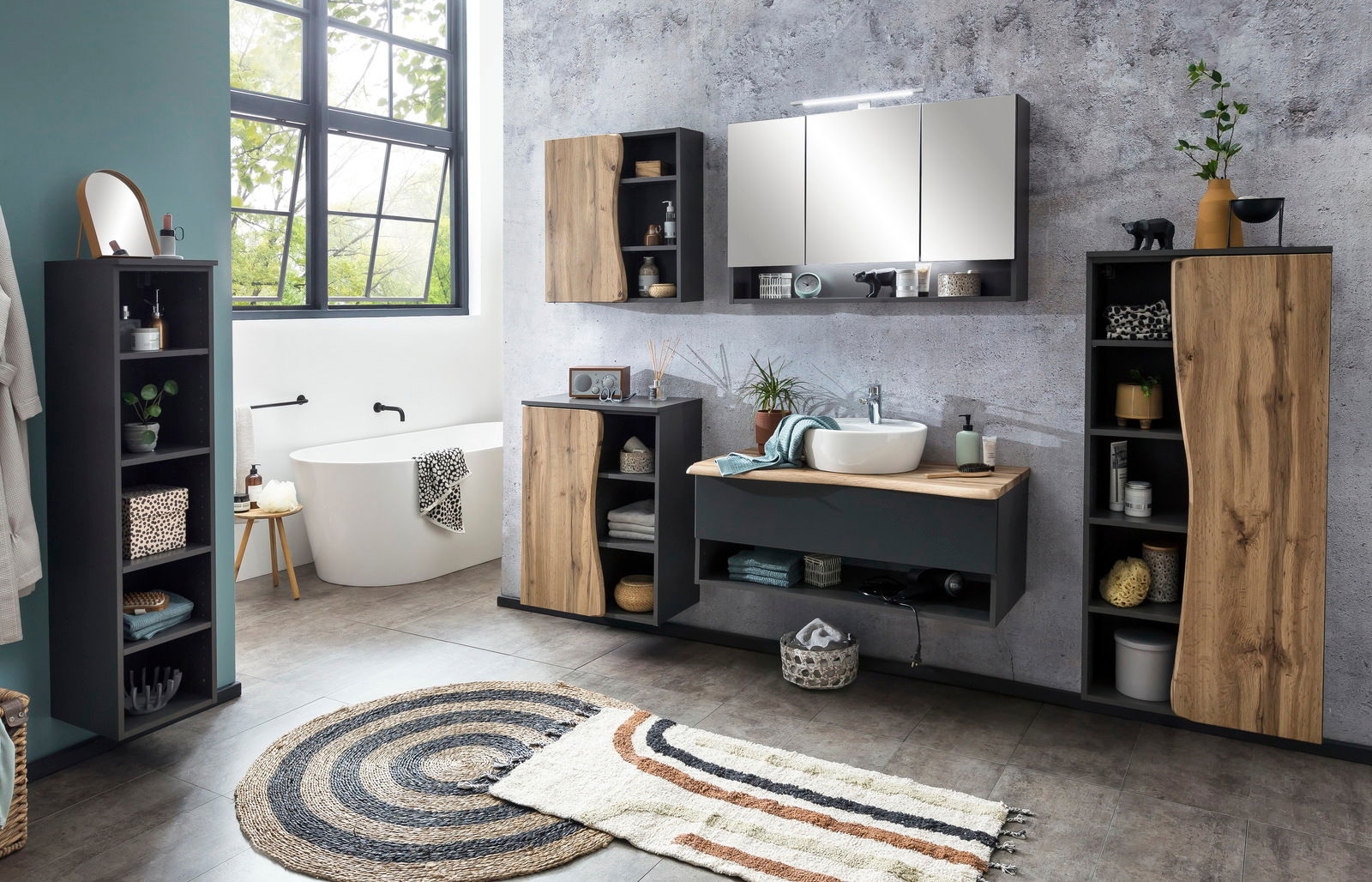 Moderner Badezimmer-Hängeschrank in Holzoptik, frontal fotografiert, Teil eines stilvollen Badezimmersets mit Spiegel und Waschbecken.