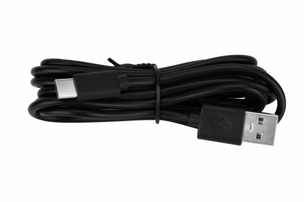 Nahaufnahme eines schwarzen USB-Kabels mit USB-A- und USB-C-Anschlüssen, aufgerollt und mit Kabelbinder fixiert.