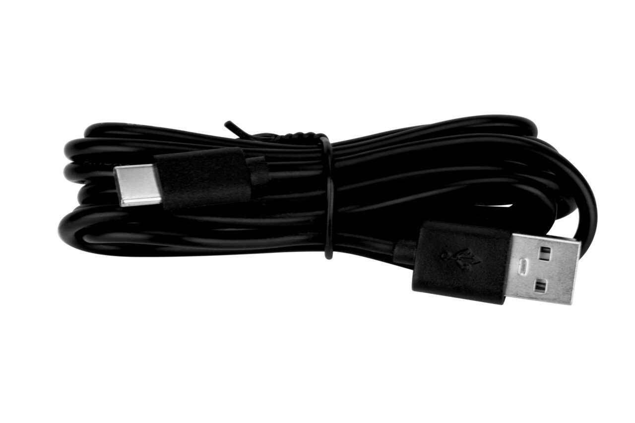Nahaufnahme eines schwarzen USB-Kabels mit USB-A- und USB-C-Anschlüssen, aufgerollt und mit Kabelbinder fixiert.
