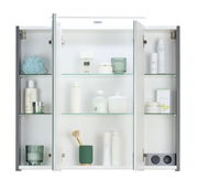 Geöffneter Spiegelschrank mit mehreren Regalböden, gefüllt mit verschiedenen Pflegeprodukten und Accessoires, frontal betrachtet.