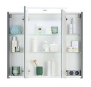 Geöffneter Spiegelschrank mit mehreren Regalböden, gefüllt mit verschiedenen Pflegeprodukten und Accessoires, frontal betrachtet.