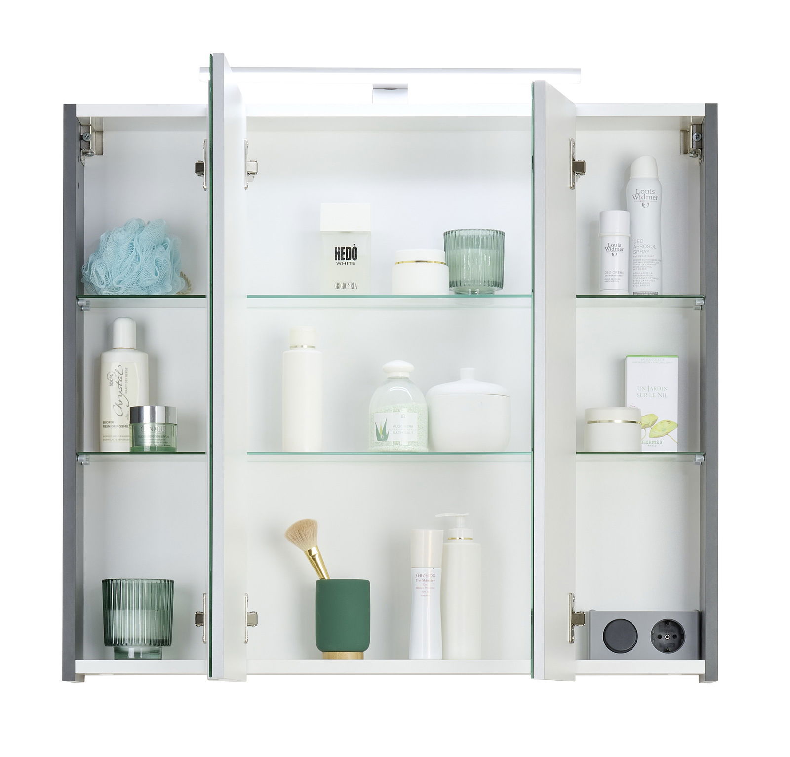Geöffneter Spiegelschrank mit mehreren Regalböden, gefüllt mit verschiedenen Pflegeprodukten und Accessoires, frontal betrachtet.