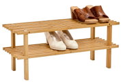Schuhregal aus Holz mit zwei Ablagen, seitliche Perspektive, mit Schuhen darauf