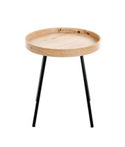 Runder Beistelltisch mit heller Holz-Tablettplatte und drei schwarzen Metallbeinen, freigestellt auf weißem Hintergrund, Frontansicht leicht von oben