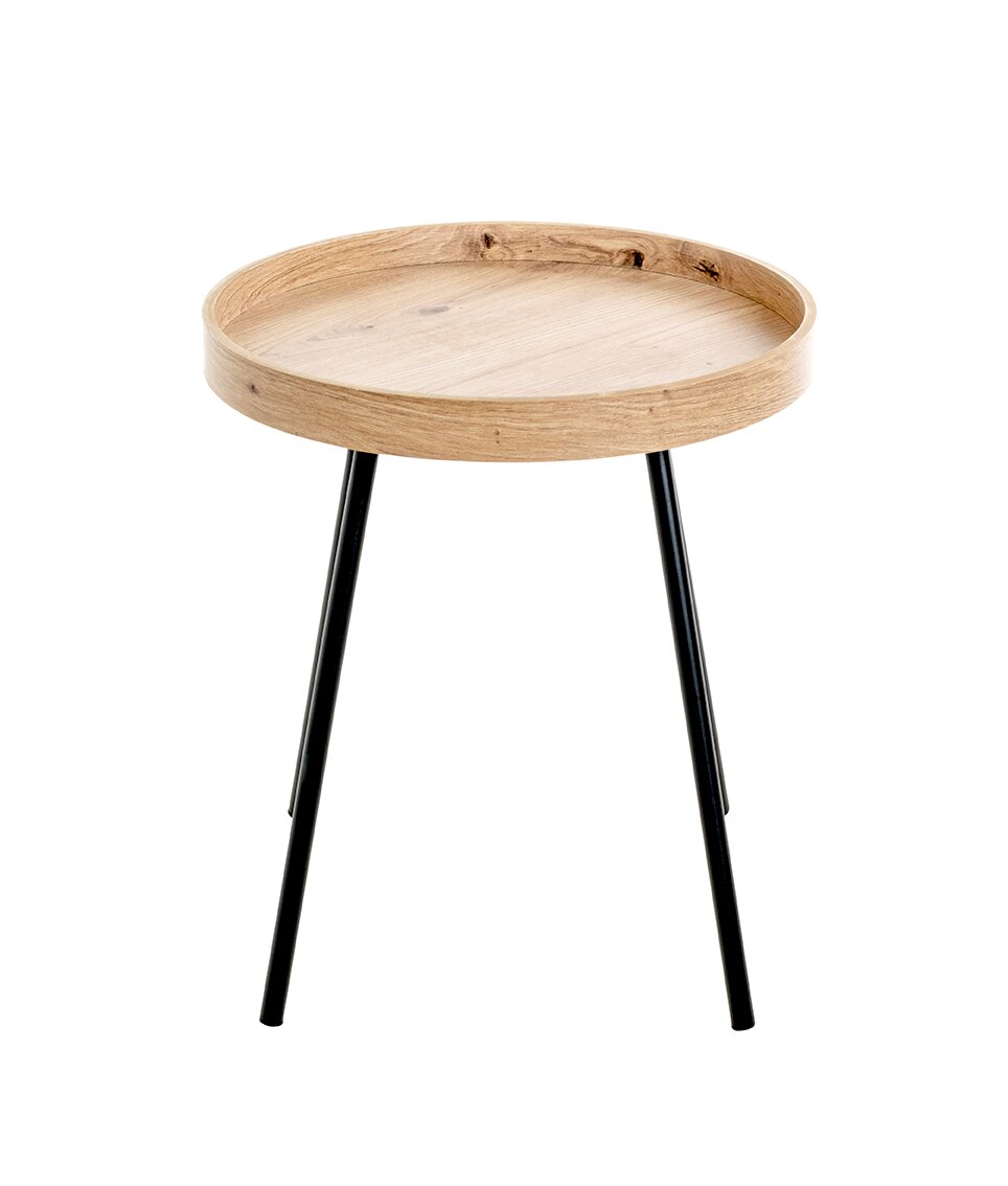 Runder Beistelltisch mit heller Holz-Tablettplatte und drei schwarzen Metallbeinen, freigestellt auf weißem Hintergrund, Frontansicht leicht von oben