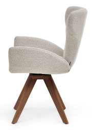 Zijaanzicht van een moderne fauteuil met een lichte stoffen bekleding en houten poten.