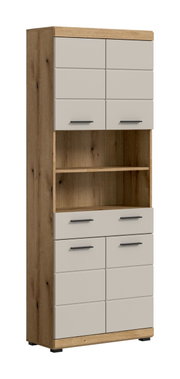 Hoher Wohnzimmerschrank in Holzoptik mit cremefarbenen Fronten und schwarzen Griffen, mit offenem Mittelregal und mehreren Schubladen, freigestellt in schräger Frontansicht von links