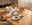 Villeroy & Boch Dinner-Set 12-tlg. NEW MOON Ein festlich gedeckter Tisch mit einem 12-teiligen Dinner-Set, bestehend aus weißen Tellern und Tassen, dekoriert mit weihnachtlichen Elementen wie Kerzen und Rentierfiguren. Perspektive von oben.