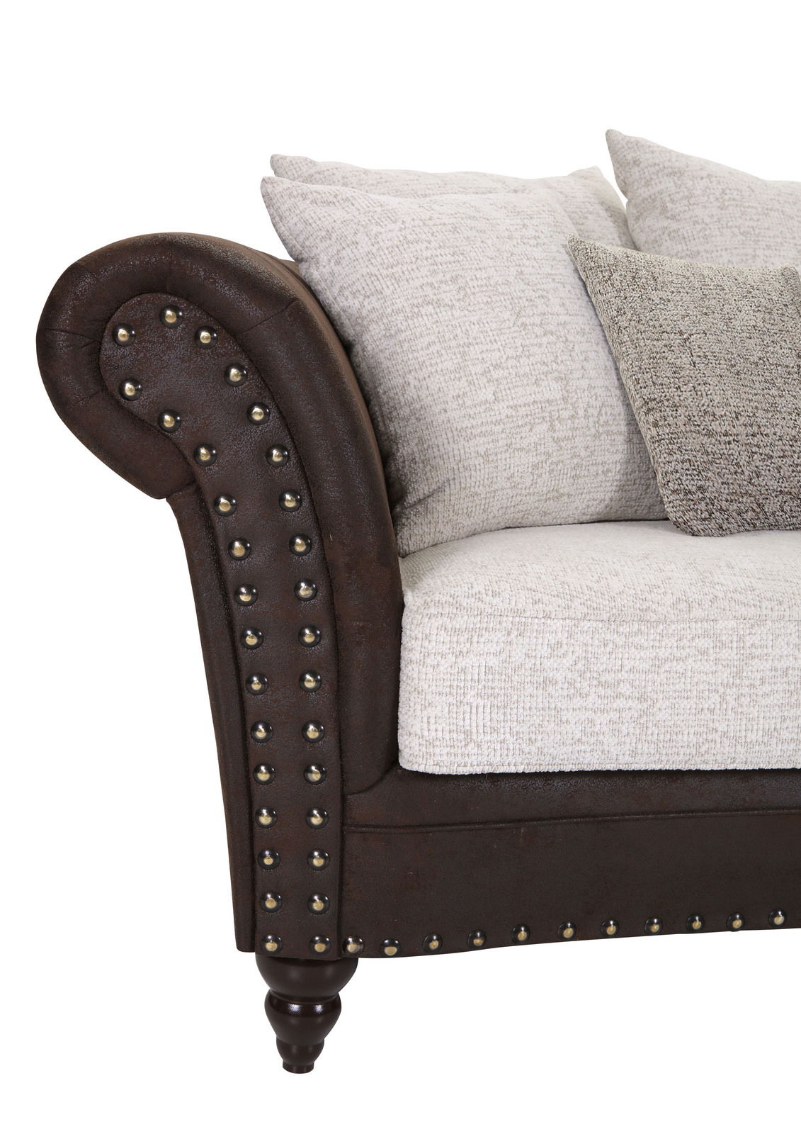 Nahaufnahme eines Megasofas mit brauner Lederoptik und Nietenverzierung, helle Kissen, seitliche Perspektive