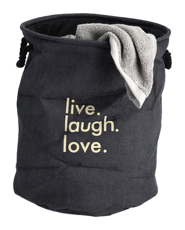 Wäschesammler 'Denim' in dunkler Jeansoptik mit dem Aufdruck 'live. laugh. love.' und einem Handtuch, aus der Vorderansicht fotografiert.
