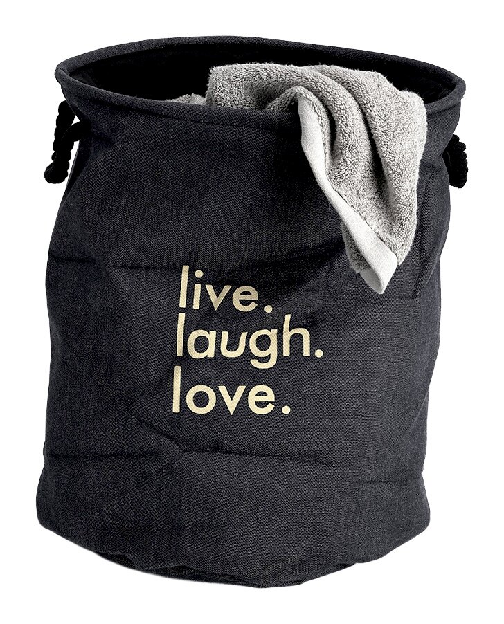 Wäschesammler 'Denim' in dunkler Jeansoptik mit dem Aufdruck 'live. laugh. love.' und einem Handtuch, aus der Vorderansicht fotografiert.