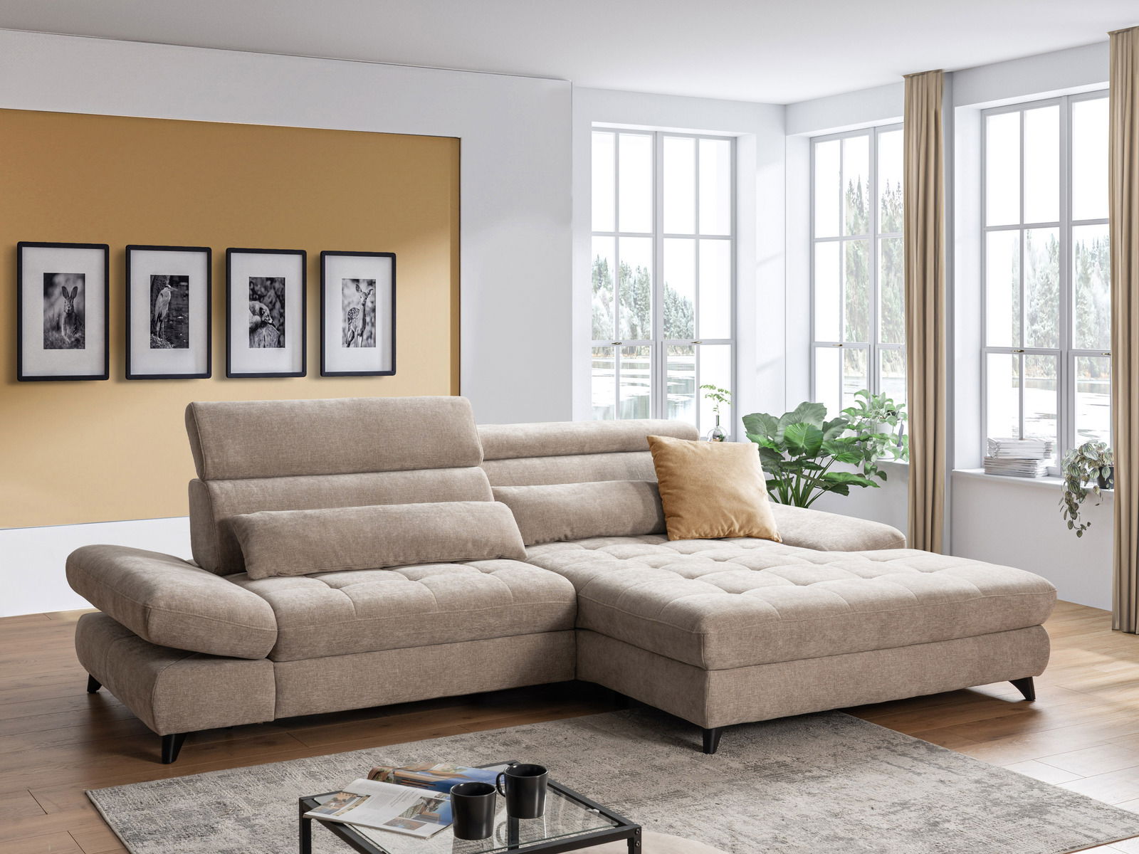 Beige Ecksofa in modernem Wohnzimmer, seitliche Perspektive