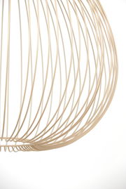 Nahaufnahme einer Hängeleuchte mit einem filigranen, drahtartigen Design in seitlicher Perspektive.