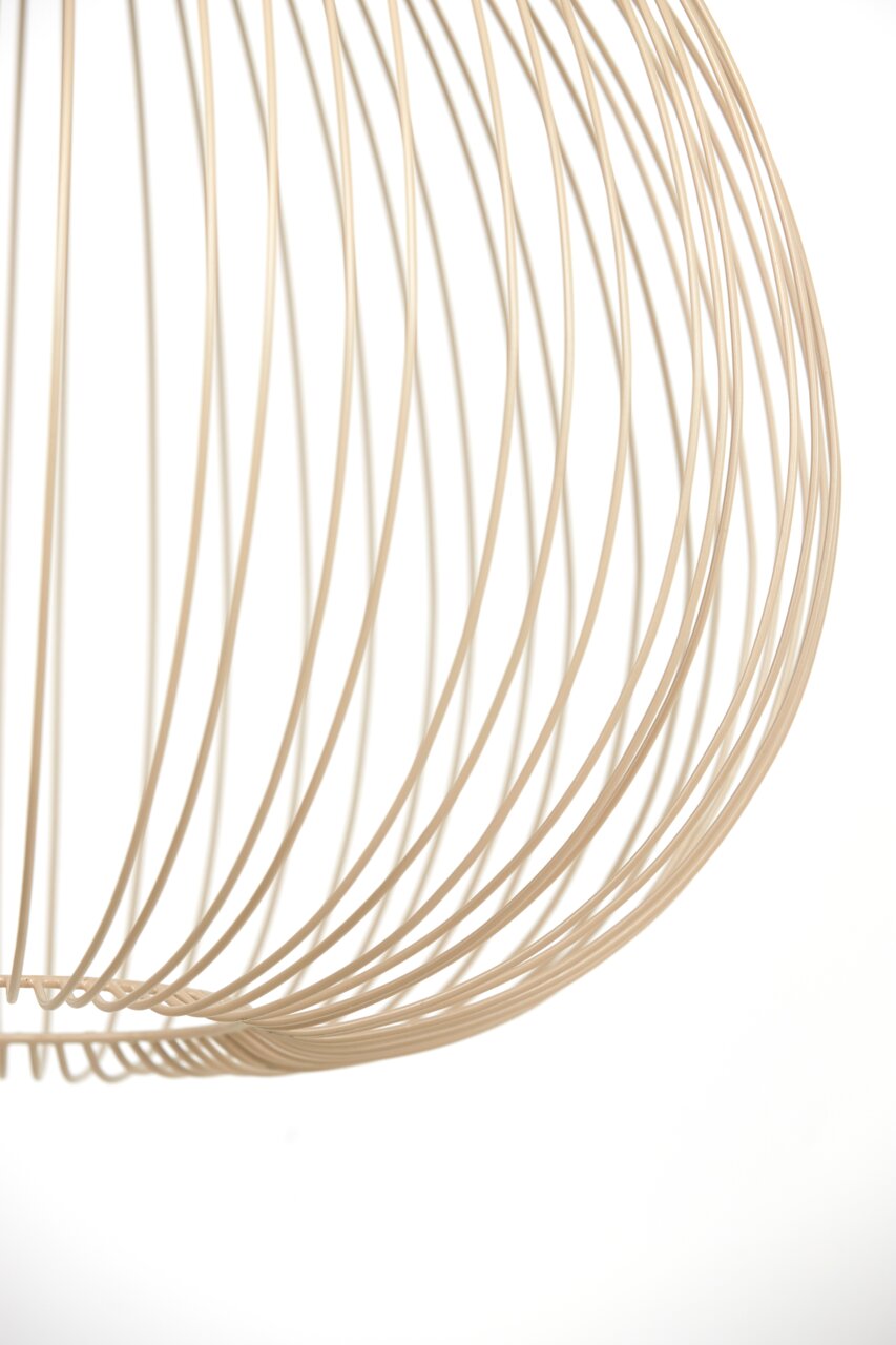 Close-up van een hanglamp met een filigraan, draadachtig ontwerp, gezien vanuit de zijkant.