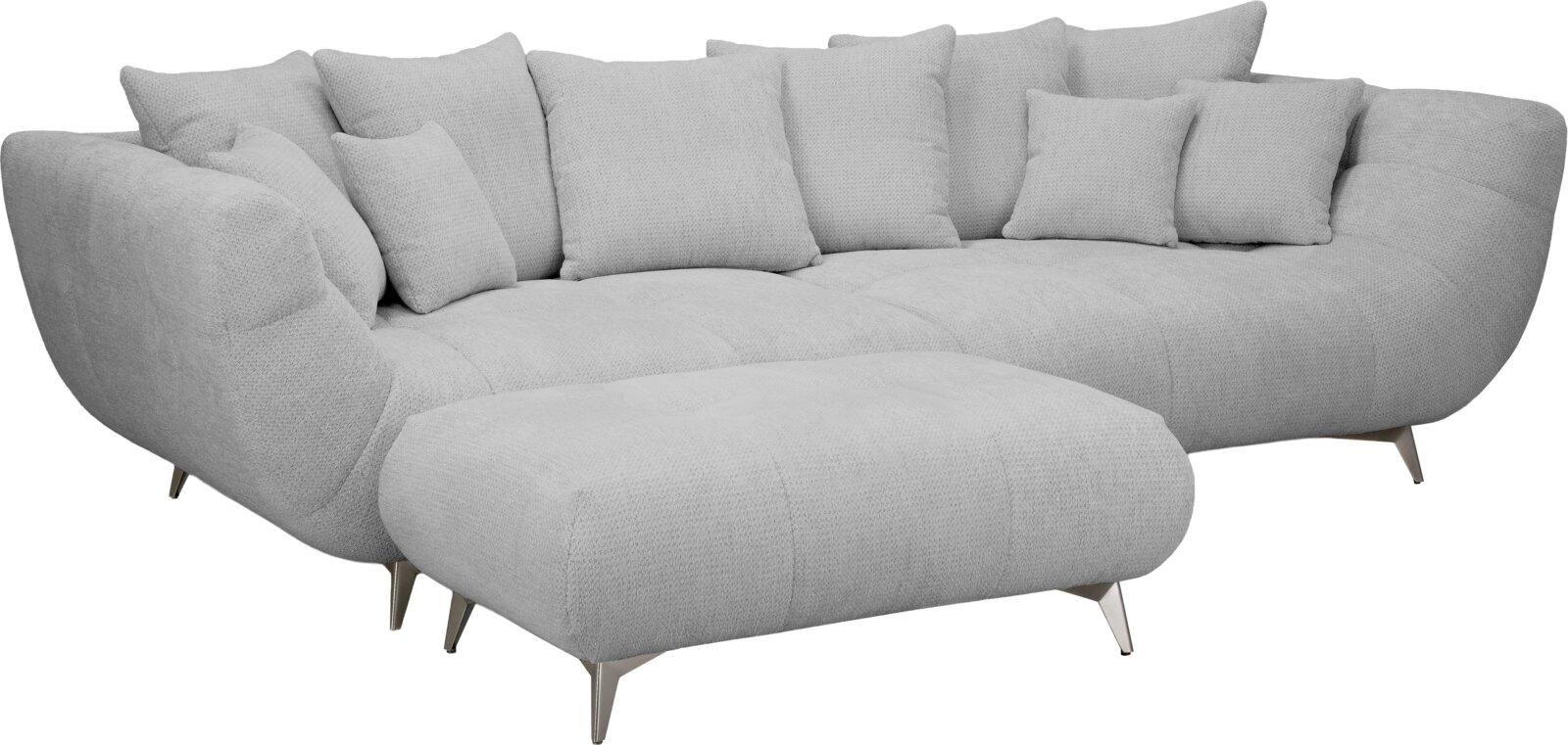 Hom´in Zitbank FELLINI II. Lichtgrijze stoffen hoekbank met chaise longue links, diepe zitting en meerdere sierkussens op slanke metalen poten, schuin van voren gefotografeerd