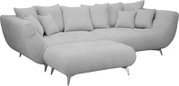 Lichtgrijze stoffen hoekbank met chaise longue links, diepe zitting en meerdere sierkussens op slanke metalen poten, schuin van voren gefotografeerd