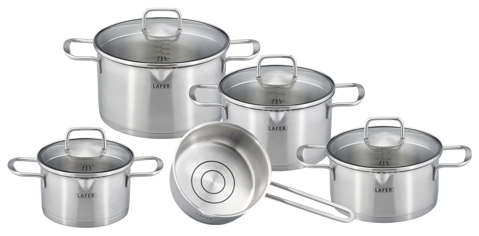 Fünf-teiliges Topfset aus Edelstahl von Lafer, bestehend aus verschiedenen Größen, mit Glasdeckeln und Messskala, aus seitlicher Perspektive fotografiert.
