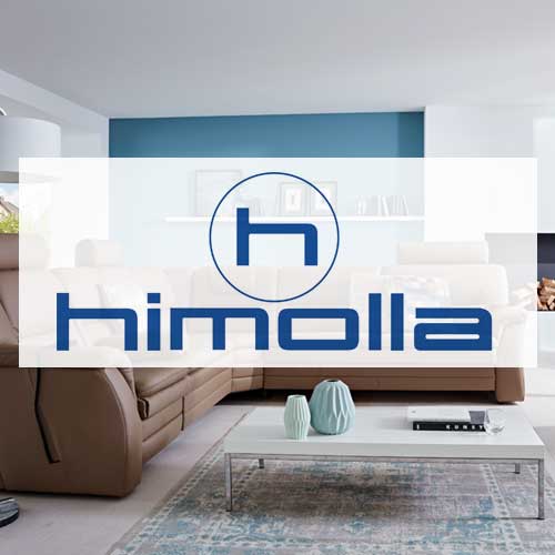 Een moderne woonkamer met een Himolla-logo, met daarin een bank, een salontafel en decoratieartikelen.