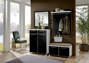 Garderoben-Set in modernem Design mit schwarzem Hochglanz-Finish, bestehend aus einem Spiegel, einer Kommode, einer Sitzbank und einer Wandgarderobe mit Haken und Ablage. Perspektive: Frontalansicht.