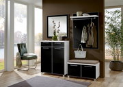 Garderoben-Set in modernem Design mit schwarzem Hochglanz-Finish, bestehend aus einem Spiegel, einer Kommode, einer Sitzbank und einer Wandgarderobe mit Haken und Ablage. Perspektive: Frontalansicht.